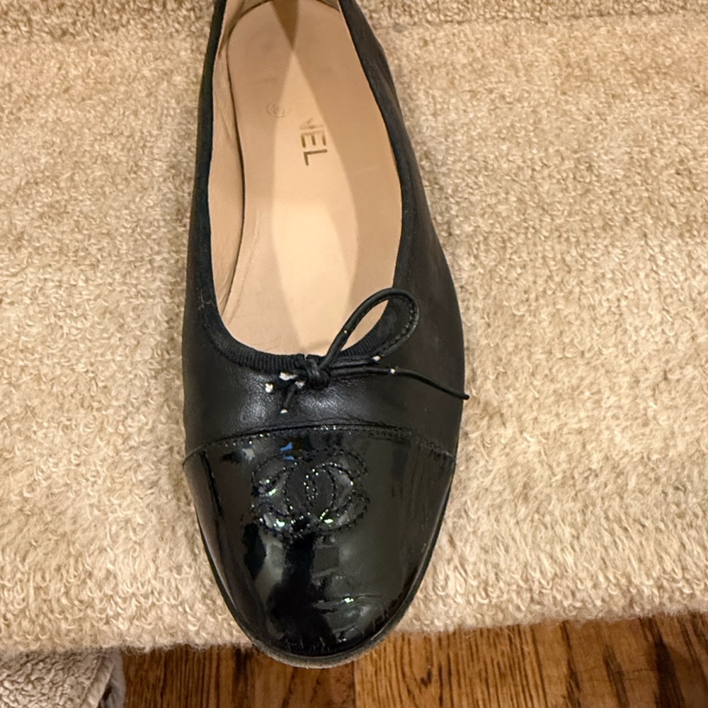 CHANEL Black Patent Leather Flats - Picture 5 of 10